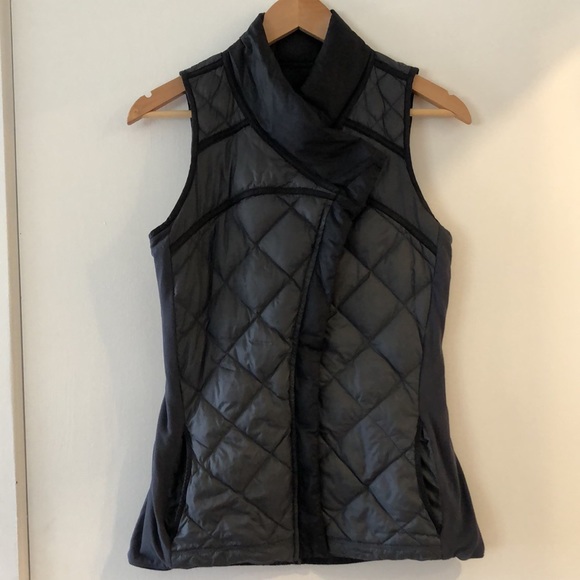 Size 4 Lululemon Reversible Vest - Picture 3 of 4